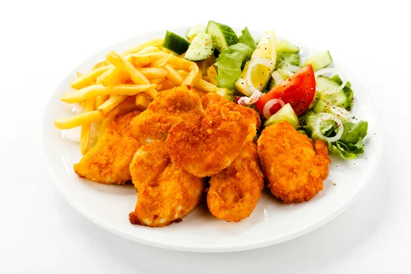 Fried chicken nuggets, hasábburgonyával, zöldségekkel — Stock Fotó