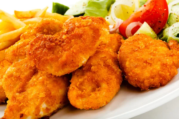 Kızarmış tavuk nuggets, kızarmış patates ve sebze — Stok fotoğraf