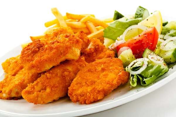 Smažené kuřecí nugetky, hranolky a zelenina — Stock fotografie