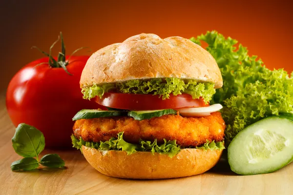 Großer Hamburger und Gemüse — Stockfoto