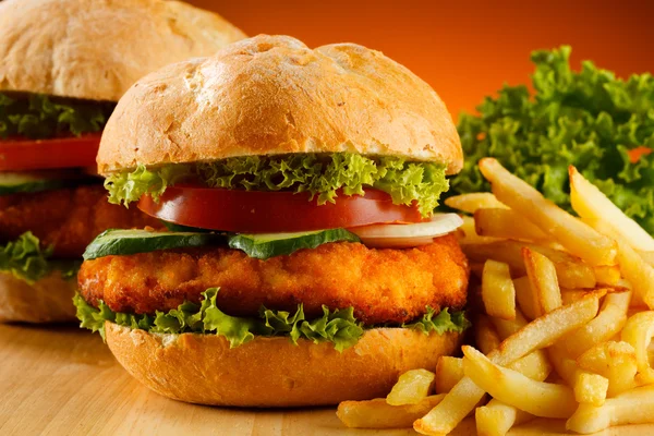 Velký hamburger, hranolky a zelenina — Stock fotografie