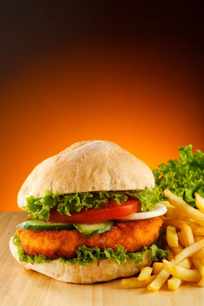 Duży hamburger, frytki i warzywa — Zdjęcie stockowe
