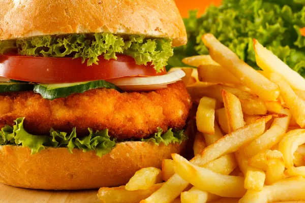 大汉堡，薯条和蔬菜 免版税图库图片
