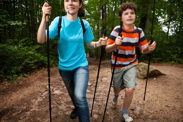 Dziewczyna i chłopak spaceru — Zdjęcie stockowe