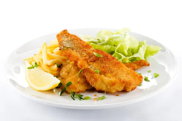 Piatto di pesce - filetto di pesce fritto, patatine fritte con verdure — Foto Stock