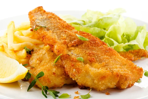 Πιάτο ψάρι - πιάτο πανέ φιλέτο ψαριού, τηγανιτές πατάτες με λαχανικά — Φωτογραφία Αρχείου
