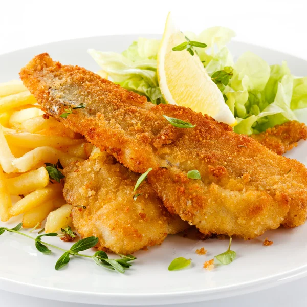 Balık yemek - kızarmış balık filetosu, sebzeli patates kızartması — Stok fotoğraf