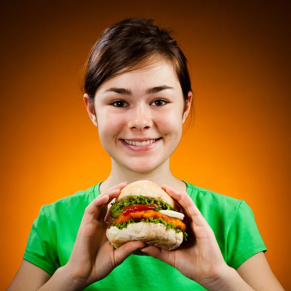 Mädchen isst großen Hamburger — Stockfoto