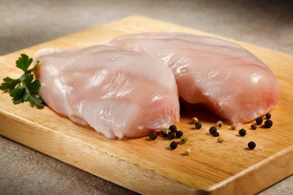 Syrové kuřecí prsa na prkénku — Stock fotografie