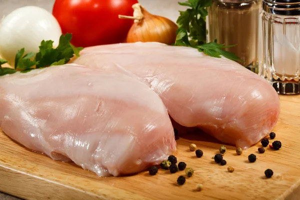 Rauwe kip borsten op snijplank — Stockfoto