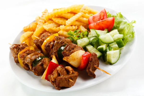 Carne alla griglia, patatine fritte e verdure — Foto Stock