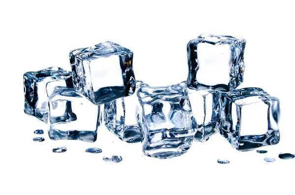 Кубики льда изолированы на белом фоне — стоковое фото