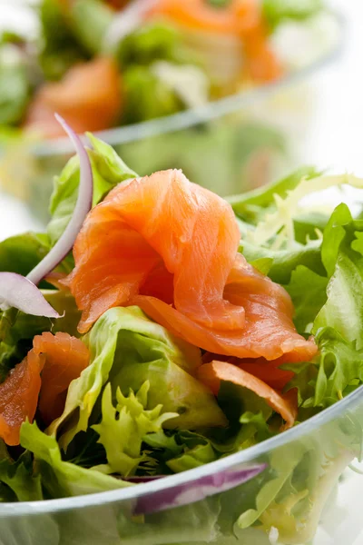 Salade - saumon fumé aux légumes — Photo