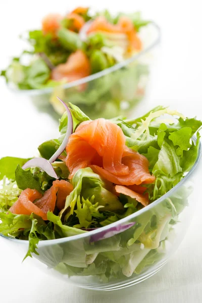 Ensalada - salmón ahumado con verduras —  Fotos de Stock
