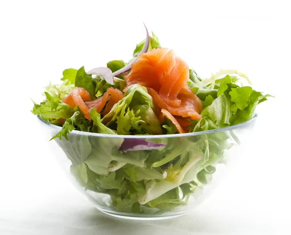 Salada - salmão defumado com verduras — Fotografia de Stock