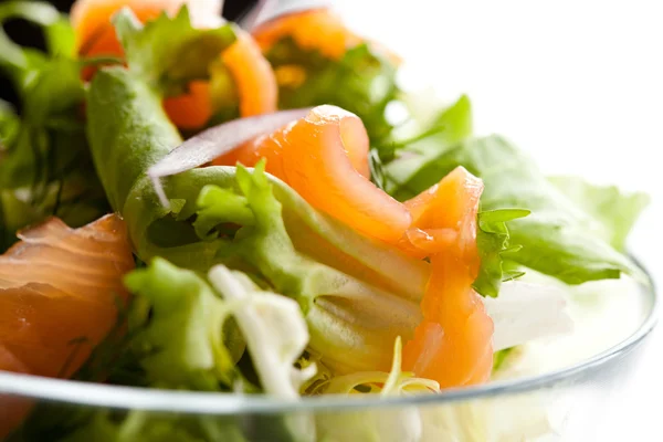 Saláta - füstölt lazac, zöldségekkel — Stock Fotó