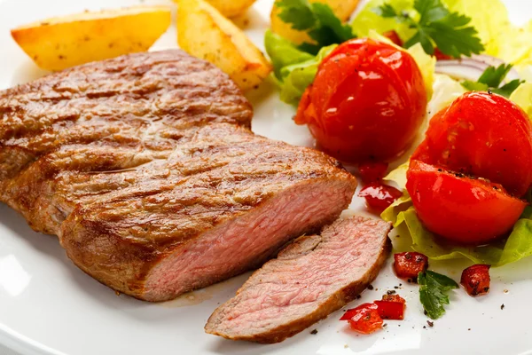 Grilled steak and vegetables — Stock Photo, Image