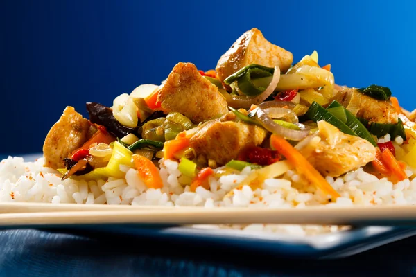 एशियाई भोजन सब्जियों और चावल के साथ चिकन — स्टॉक फ़ोटो, इमेज