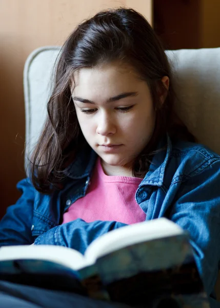 Chica leyendo libro en casa — Foto de Stock