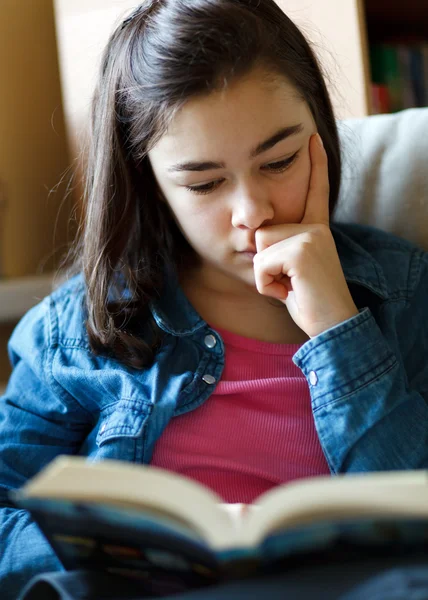 家で本を読んでいる女の子 — ストック写真