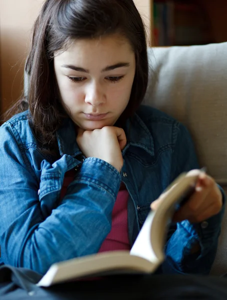 Meisje lezen boek thuis — Stockfoto
