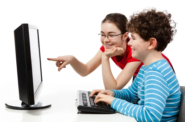 Студенты, использующие компьютер, изолированный на белом — стоковое фото