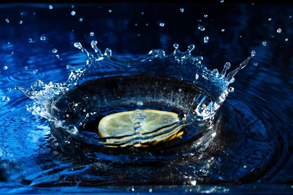 Citron šplouchání ve vodě — Stock fotografie