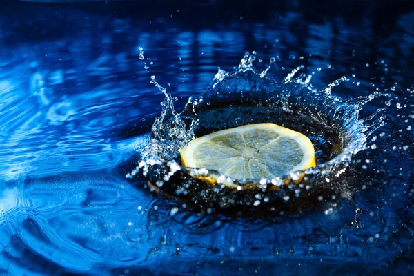 Cytryny rozpryskiwania się w wodzie — Zdjęcie stockowe