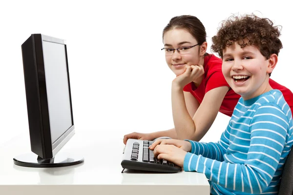 Studenten met behulp van computer op wit wordt geïsoleerd — Stockfoto