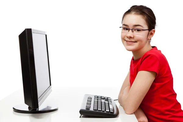 Uczeń za pomocą komputera na białym tle — Zdjęcie stockowe