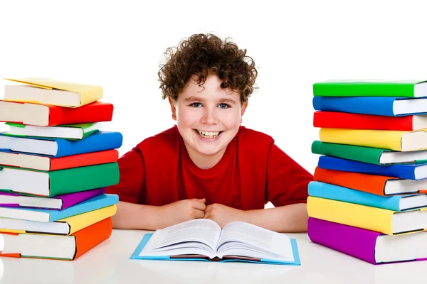 Pojke bakom högen av böcker isolerad på vit bakgrund — Stockfoto