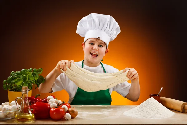 Pojke att göra pizzadeg — Stockfoto