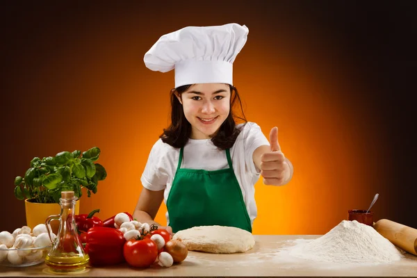 Lány így pizza tészta — Stock Fotó