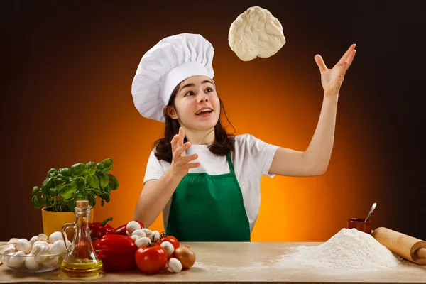 Chica haciendo masa de pizza — Foto de Stock