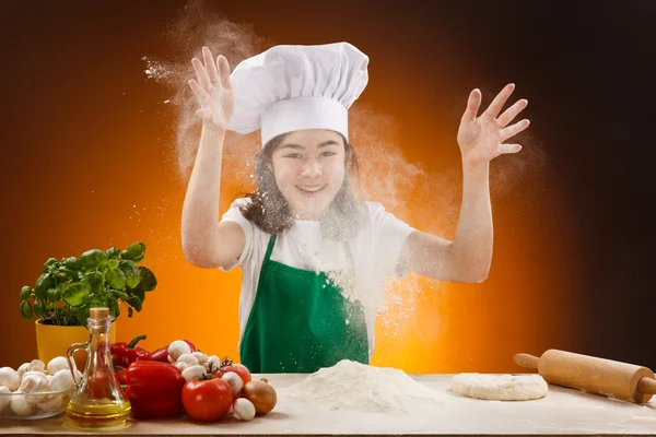 Fille faisant la pâte à pizza — Photo