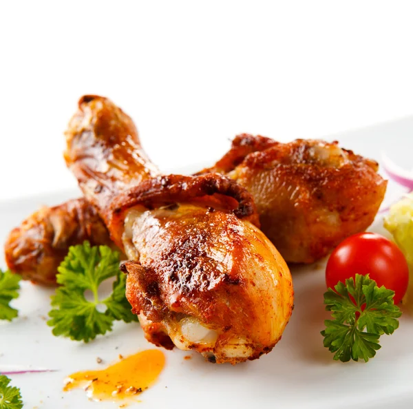 Roast chicken drumsticks and vegetables — Stock Photo, Image
