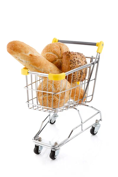 Carro lleno de pan y panecillos sobre fondo blanco — Foto de Stock
