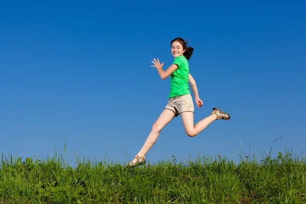 Atlama, mavi gökyüzü karşı çalışan kız — Stok fotoğraf