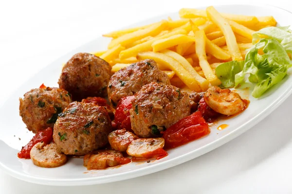 Roasted meatballs, French fries and vegetables — Stock Photo, Image