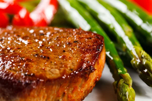 Grillezett steak spárgával — Stock Fotó