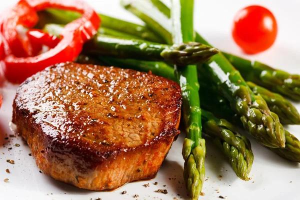 Grillezett steak spárgával — Stock Fotó