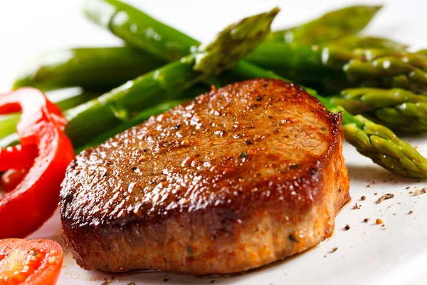 Steak grillé aux asperges — Photo