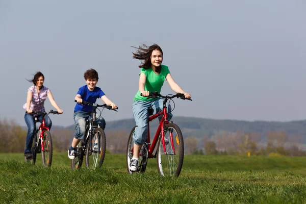 Bicicletas de equitação familiar — Fotografia de Stock