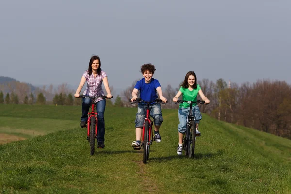 Aile bisikleti sürüyor. — Stok fotoğraf