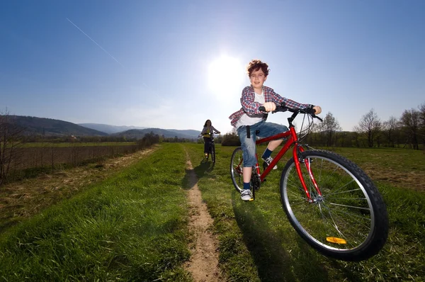 Flicka och pojke ridning cyklar — Stockfoto