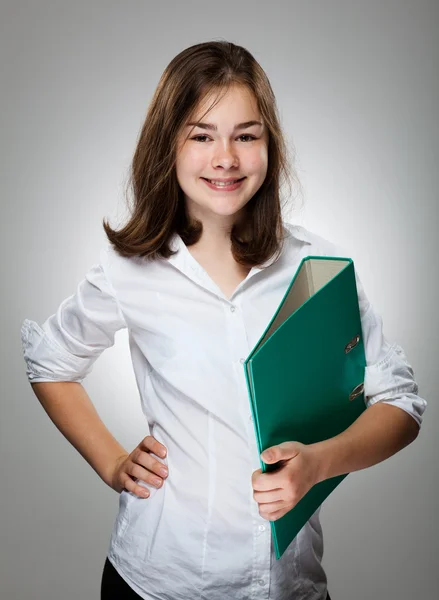 Flicka som håller boken på grå bakgrund — Stockfoto