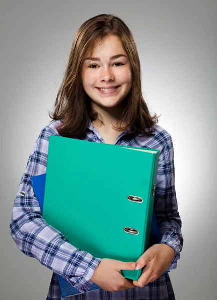 Flicka som håller boken på grå bakgrund — Stockfoto