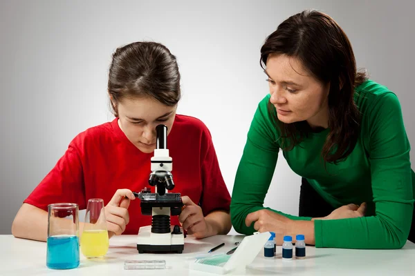 Kinderen onderzoeken voorbereiding onder de Microscoop — Stockfoto