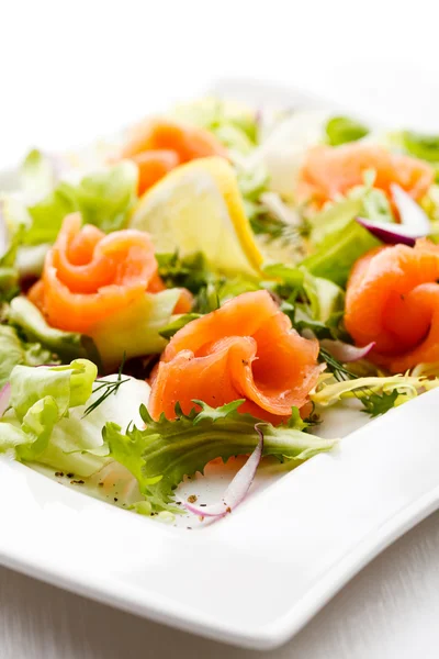 Салат - копченый лосось, Брэд и овощи — стоковое фото