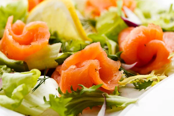 Ensalada - salmón ahumado, ensalada y verduras — Foto de Stock